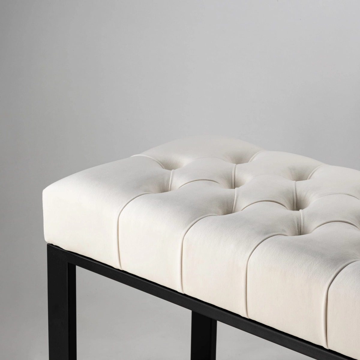Banc matelassé industriel blanc sur pieds en métal