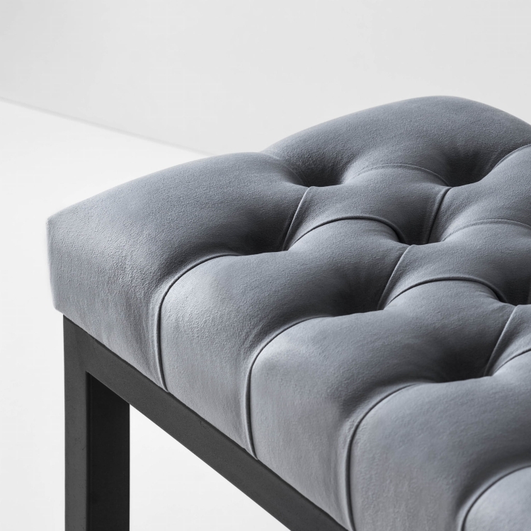 Banc capitonné de style industriel sur base en métal