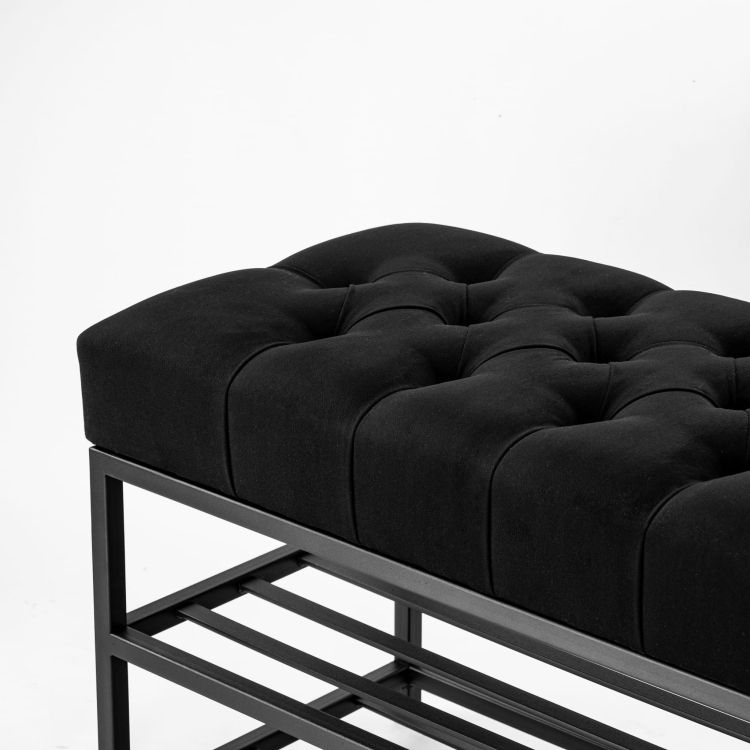 Banc matelassé noir sur base en métal