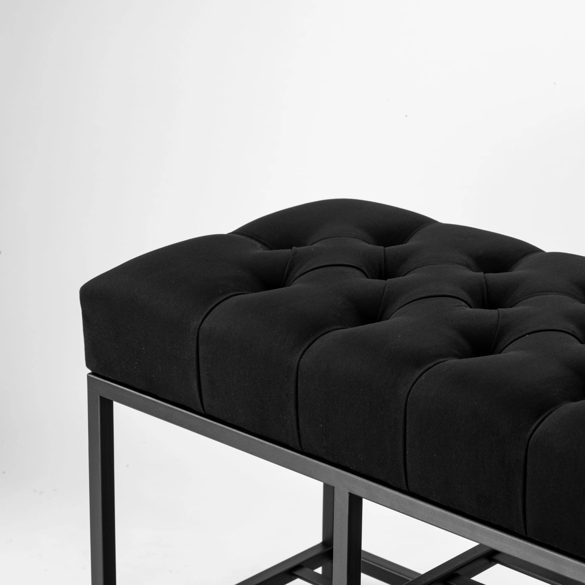 Banc matelassé noir sur base en métal