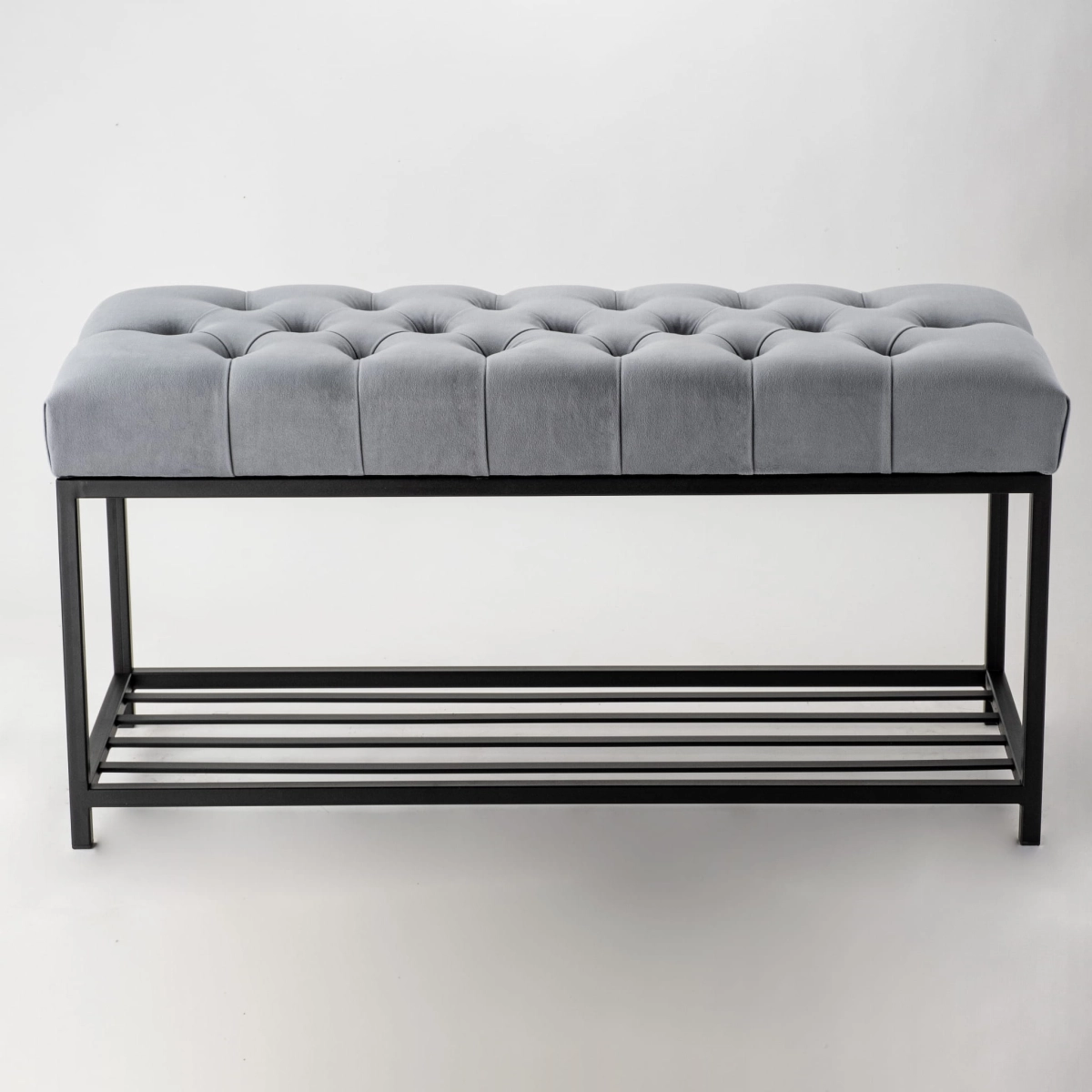 Banc matelassé gris industriel avec étagère en métal