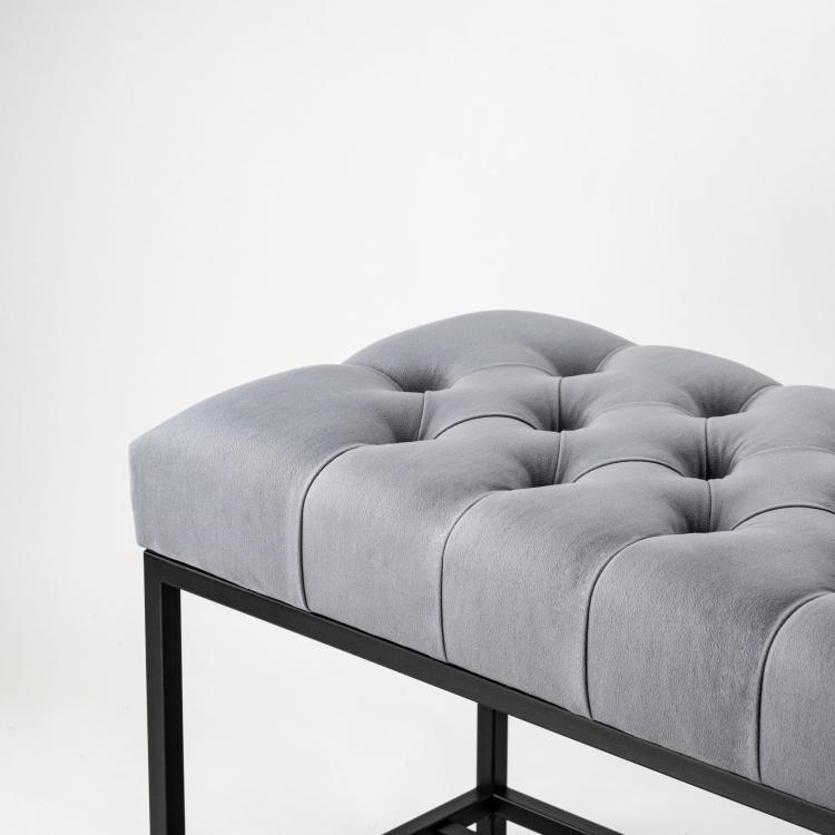 Banc matelassé gris de style industriel