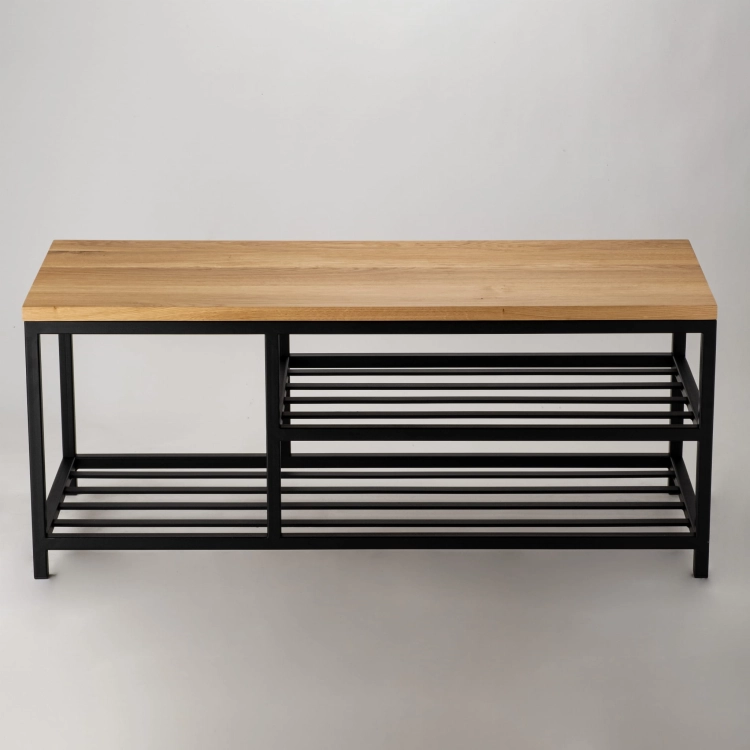 Un banc minimaliste avec un plateau en bois et deux étagères ajourées.