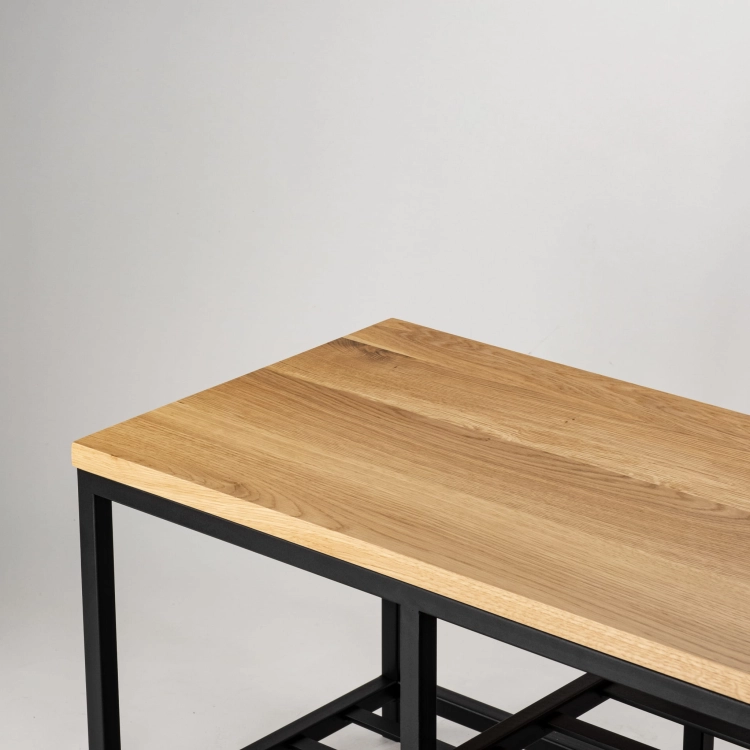 Banc en bois naturel avec structure en acier et deux étagères pratiques