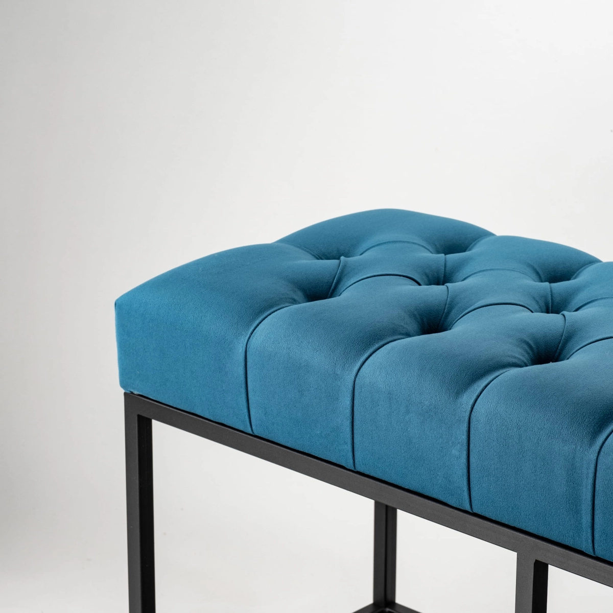 Banc matelassé bleu avec structure en acier et étagères